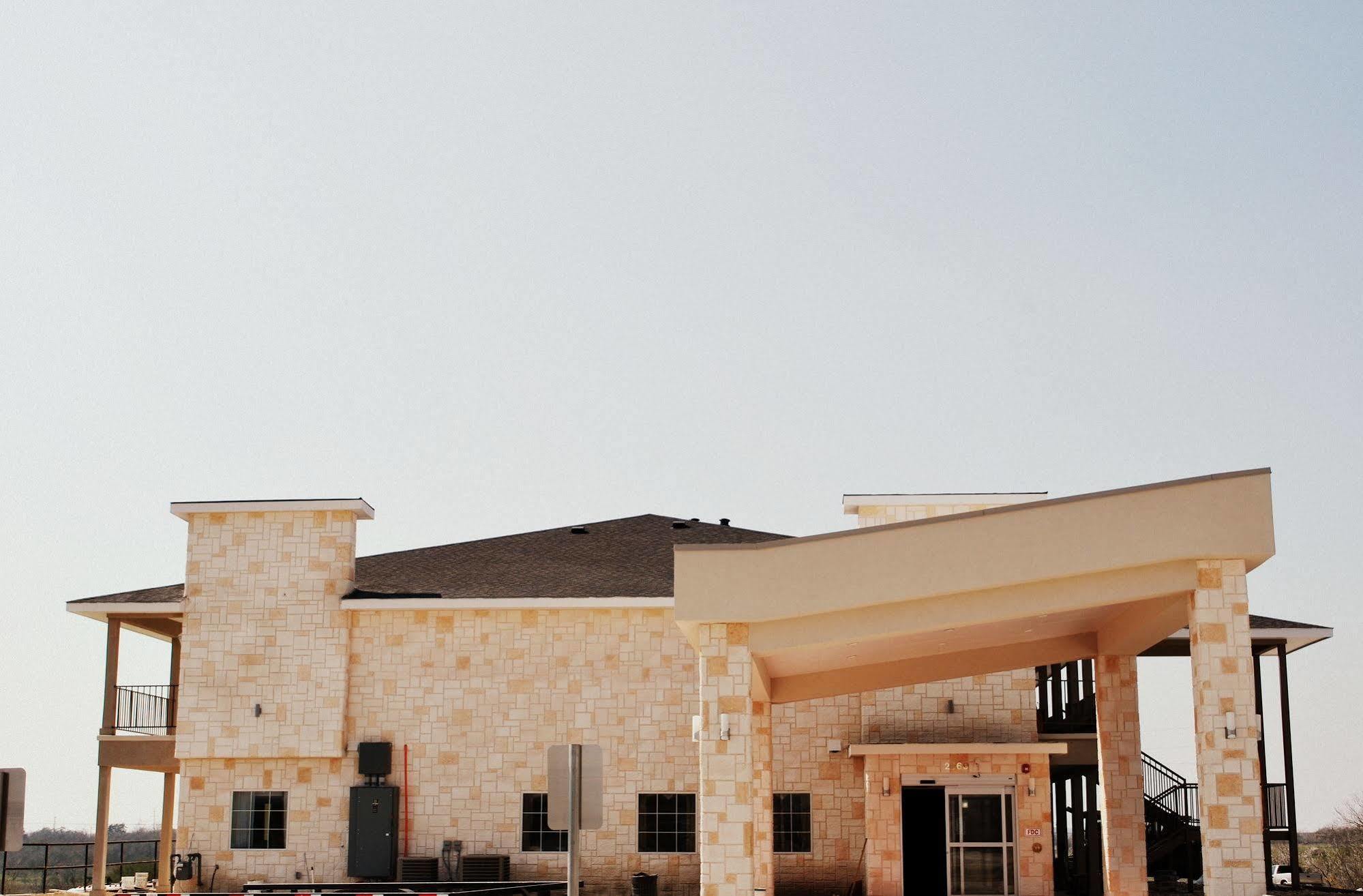 Westwood Inn By Oyo Gonzales Tx Exteriör bild